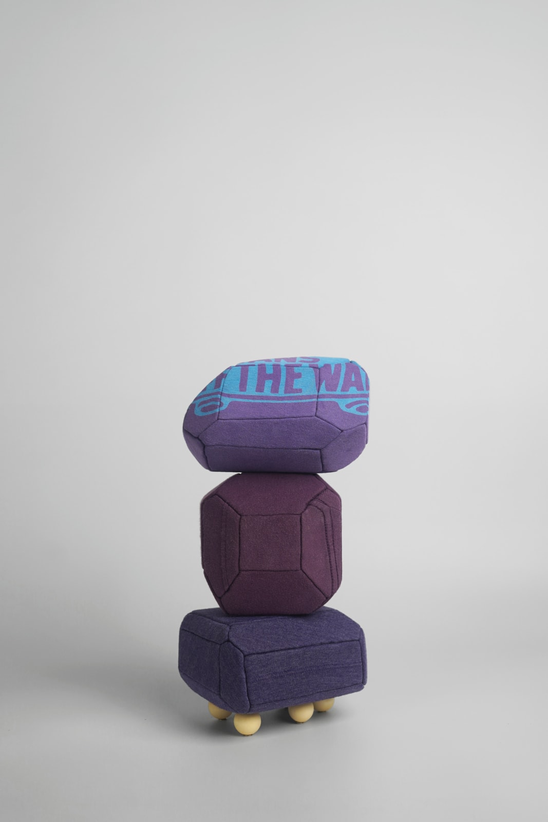 劉正堃 Abei LIU, 紫色呢喃石悄悄守護著 Whisperocks: Purple , 2025