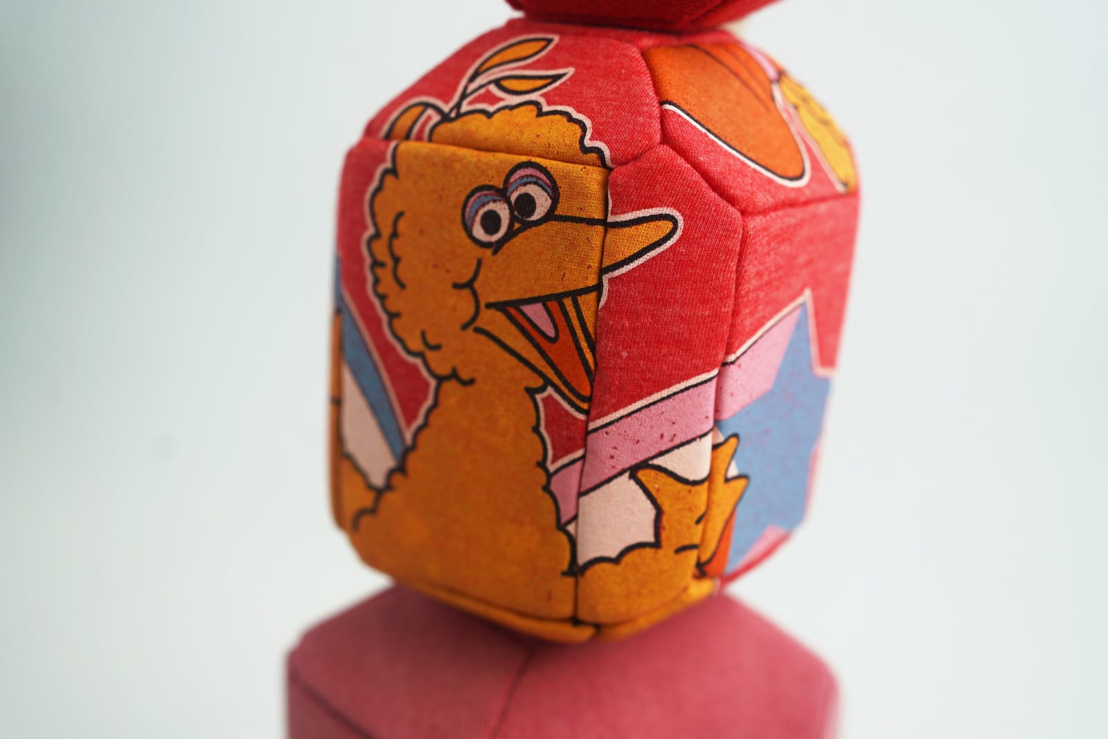 劉正堃 Abei LIU, 紅色呢喃石悄悄守護著 Whisperocks: Red , 2025