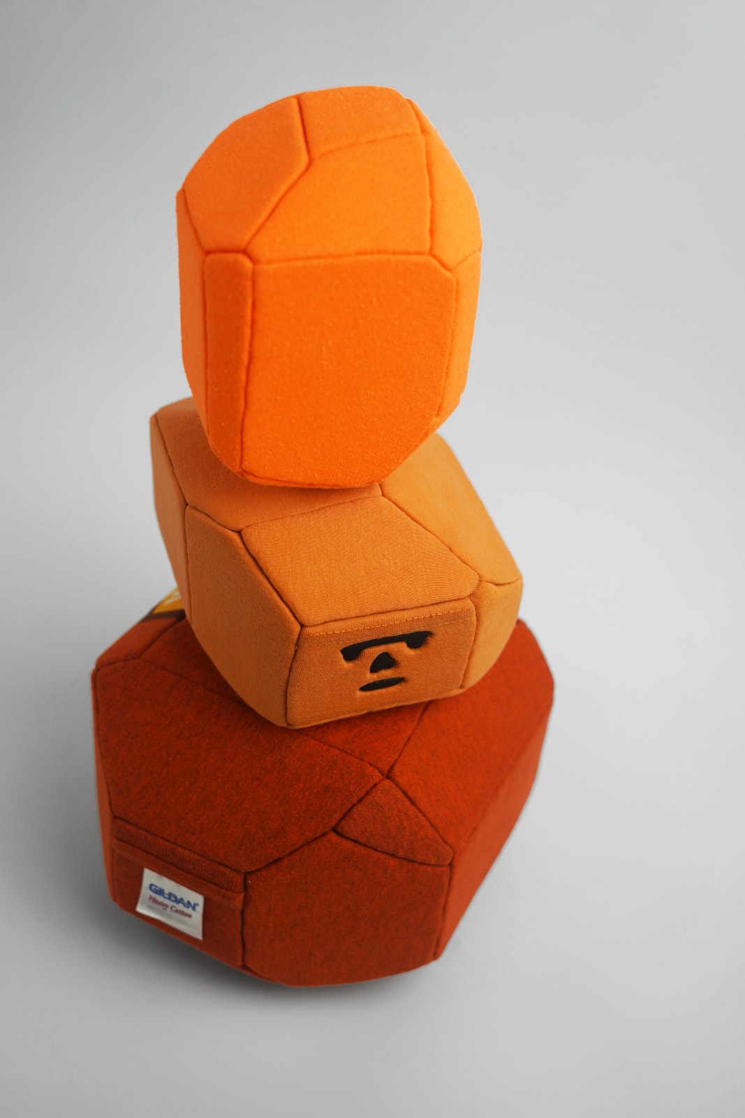 劉正堃 Abei LIU, 橘色呢喃石悄悄守護著 Whisperocks: Orange , 2025