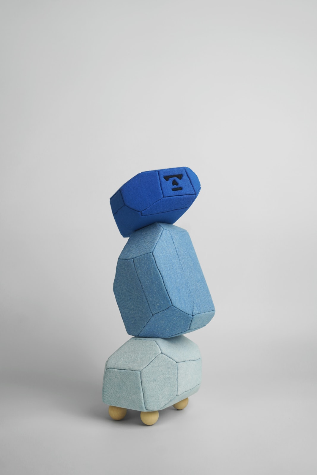 劉正堃 Abei LIU, 藍色呢喃石悄悄守護著 Whisperocks: Blue , 2025