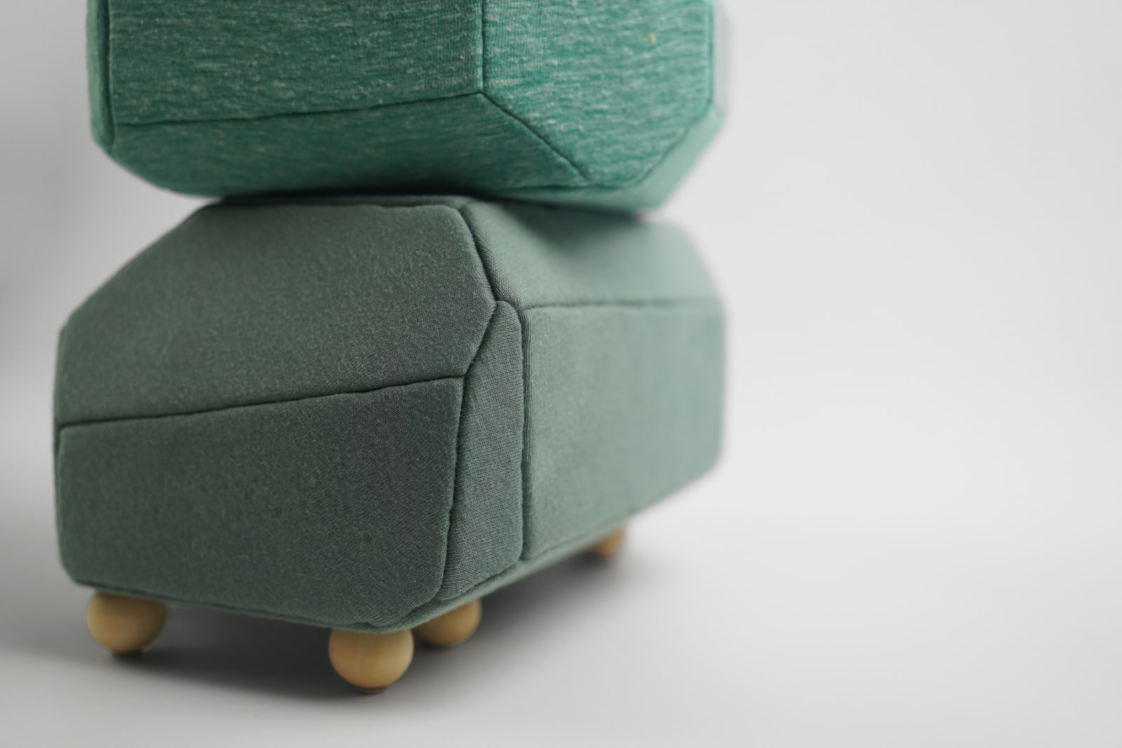 劉正堃 Abei LIU, 綠色呢喃石悄悄守護著 Whisperocks: Green , 2025