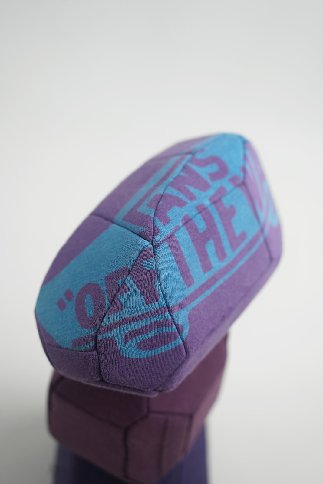 劉正堃 Abei LIU, 紫色呢喃石悄悄守護著 Whisperocks: Purple , 2025