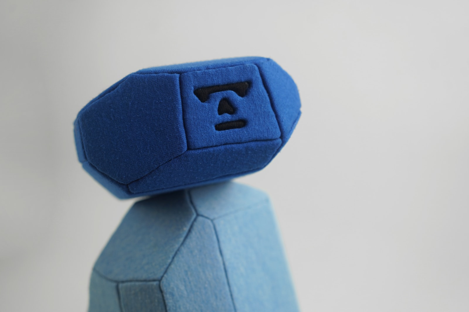 劉正堃 Abei LIU, 藍色呢喃石悄悄守護著 Whisperocks: Blue , 2025