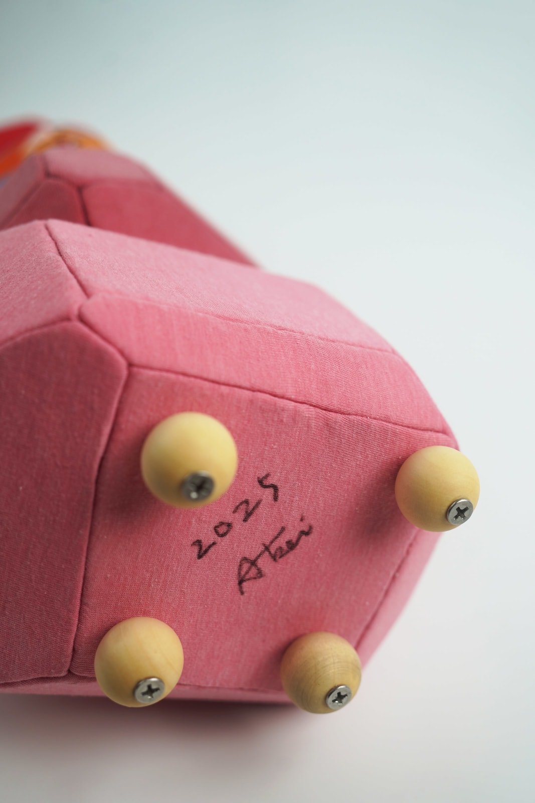 劉正堃 Abei LIU, 紅色呢喃石悄悄守護著 Whisperocks: Red , 2025