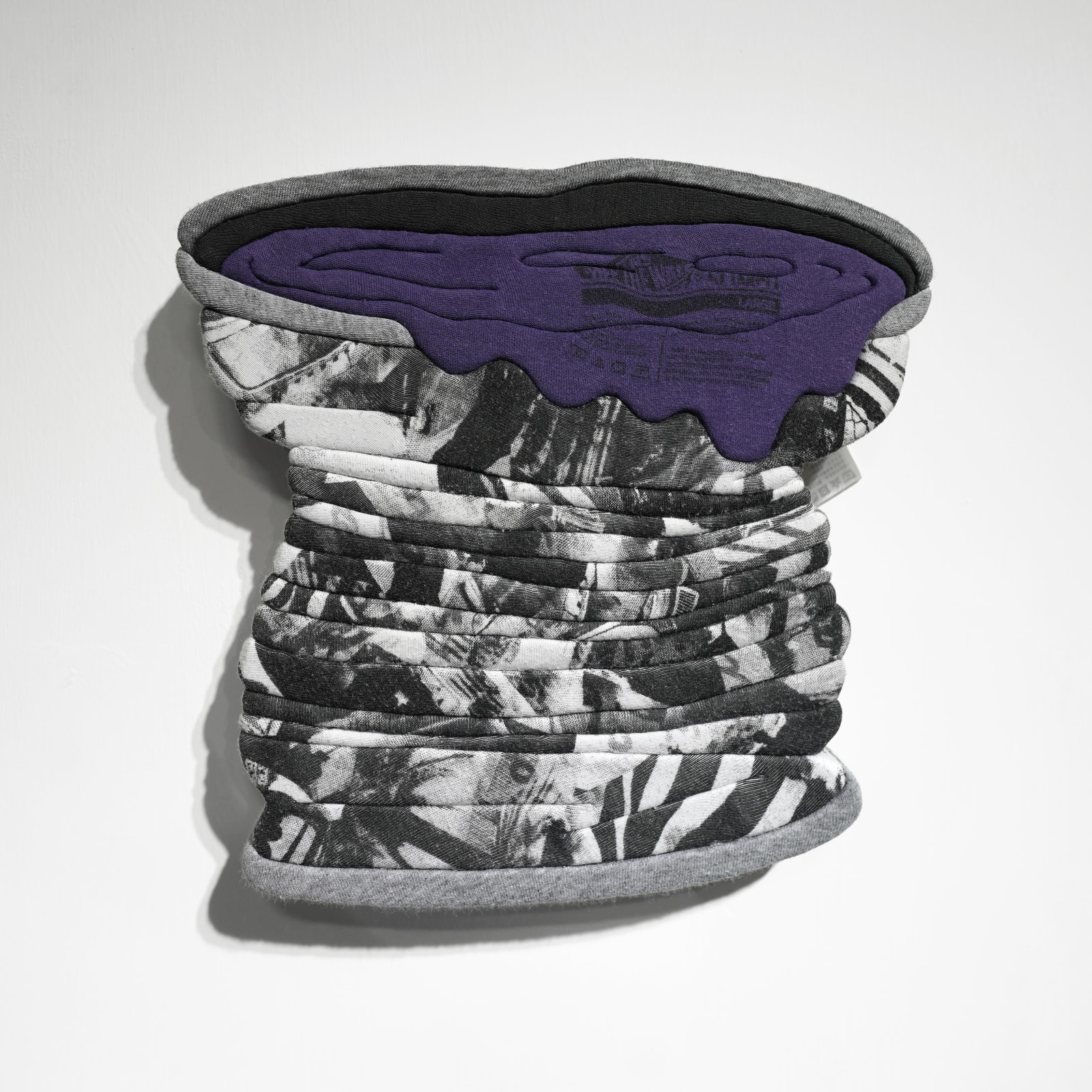 劉正堃 Abei LIU, 罐頭與不知名的液體 A can and an unidentified liquid, 2025