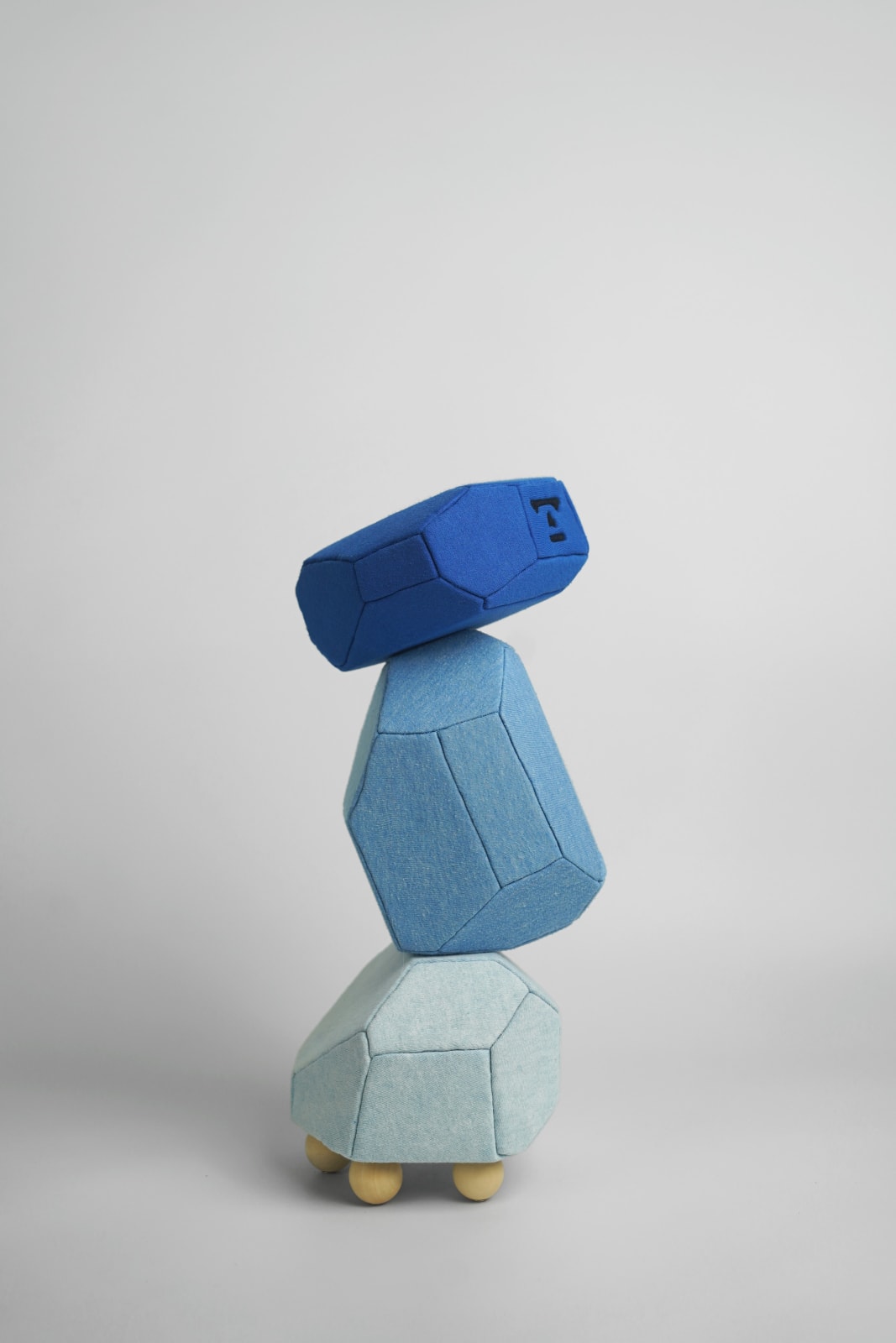 劉正堃 Abei LIU, 藍色呢喃石悄悄守護著 Whisperocks: Blue , 2025