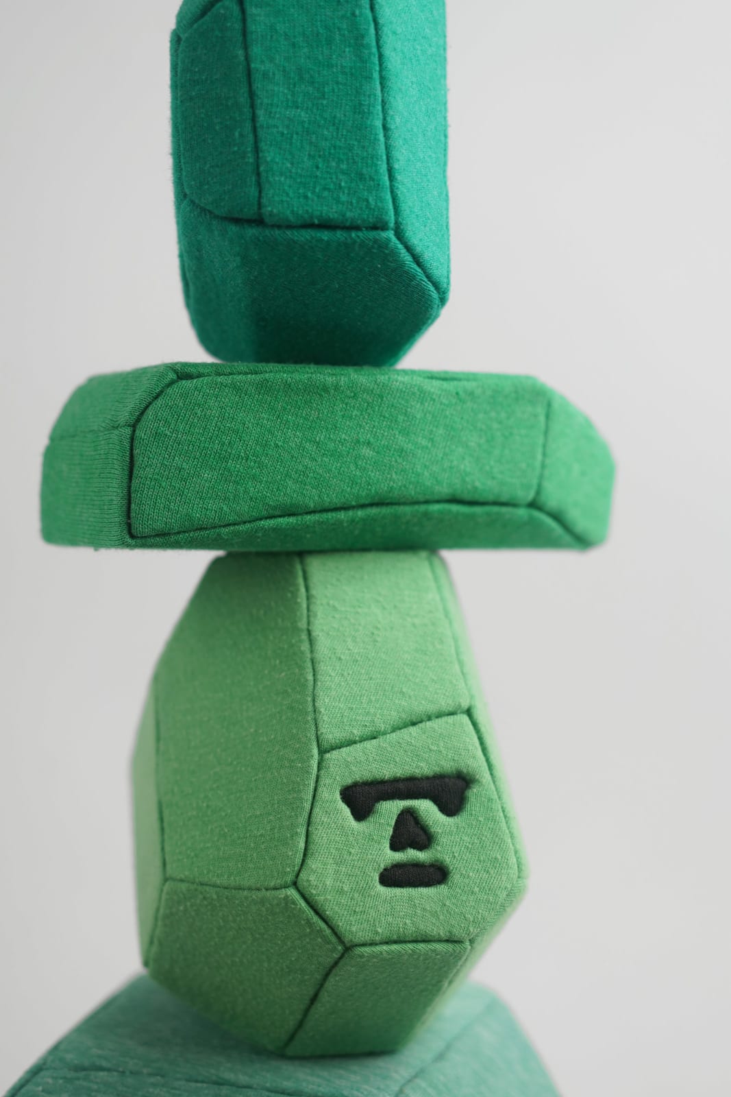 劉正堃 Abei LIU, 綠色呢喃石悄悄守護著 Whisperocks: Green , 2025