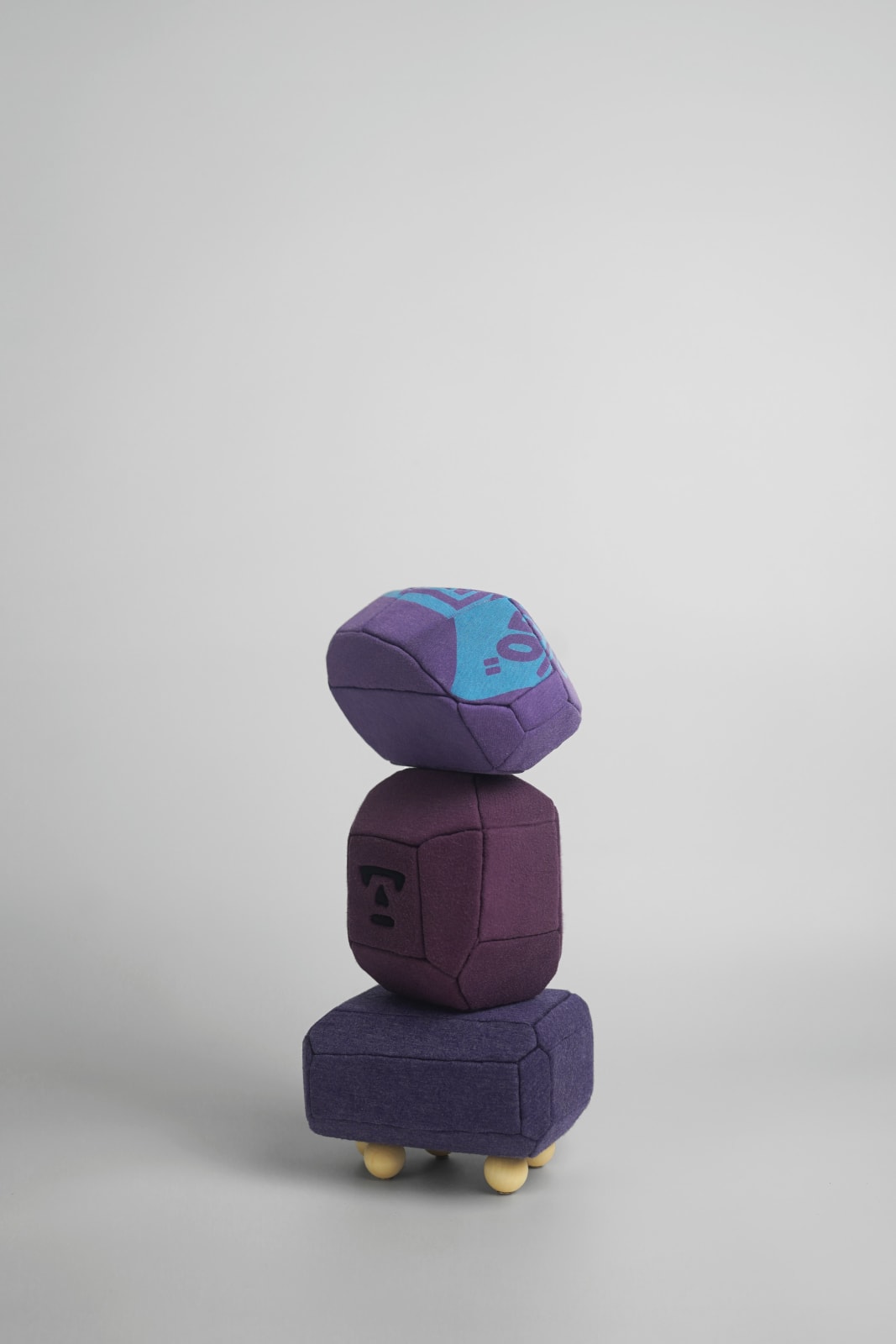 劉正堃 Abei LIU, 紫色呢喃石悄悄守護著 Whisperocks: Purple , 2025