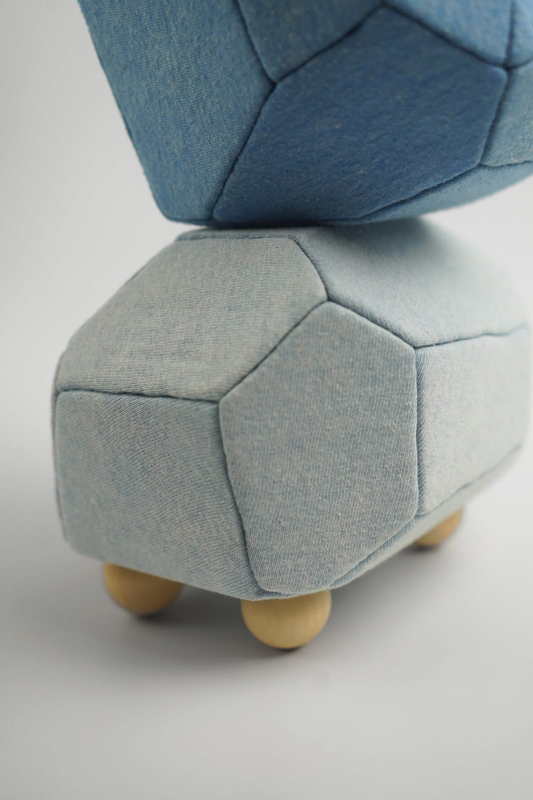 劉正堃 Abei LIU, 藍色呢喃石悄悄守護著 Whisperocks: Blue , 2025