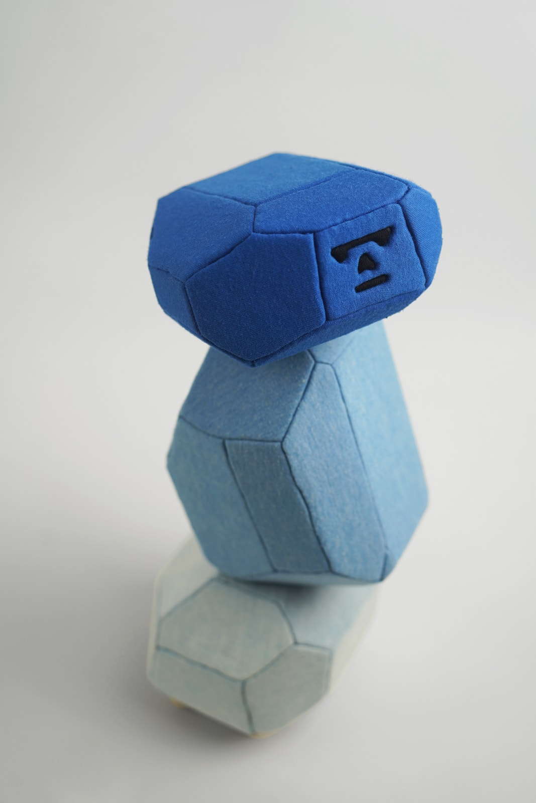 劉正堃 Abei LIU, 藍色呢喃石悄悄守護著 Whisperocks: Blue , 2025