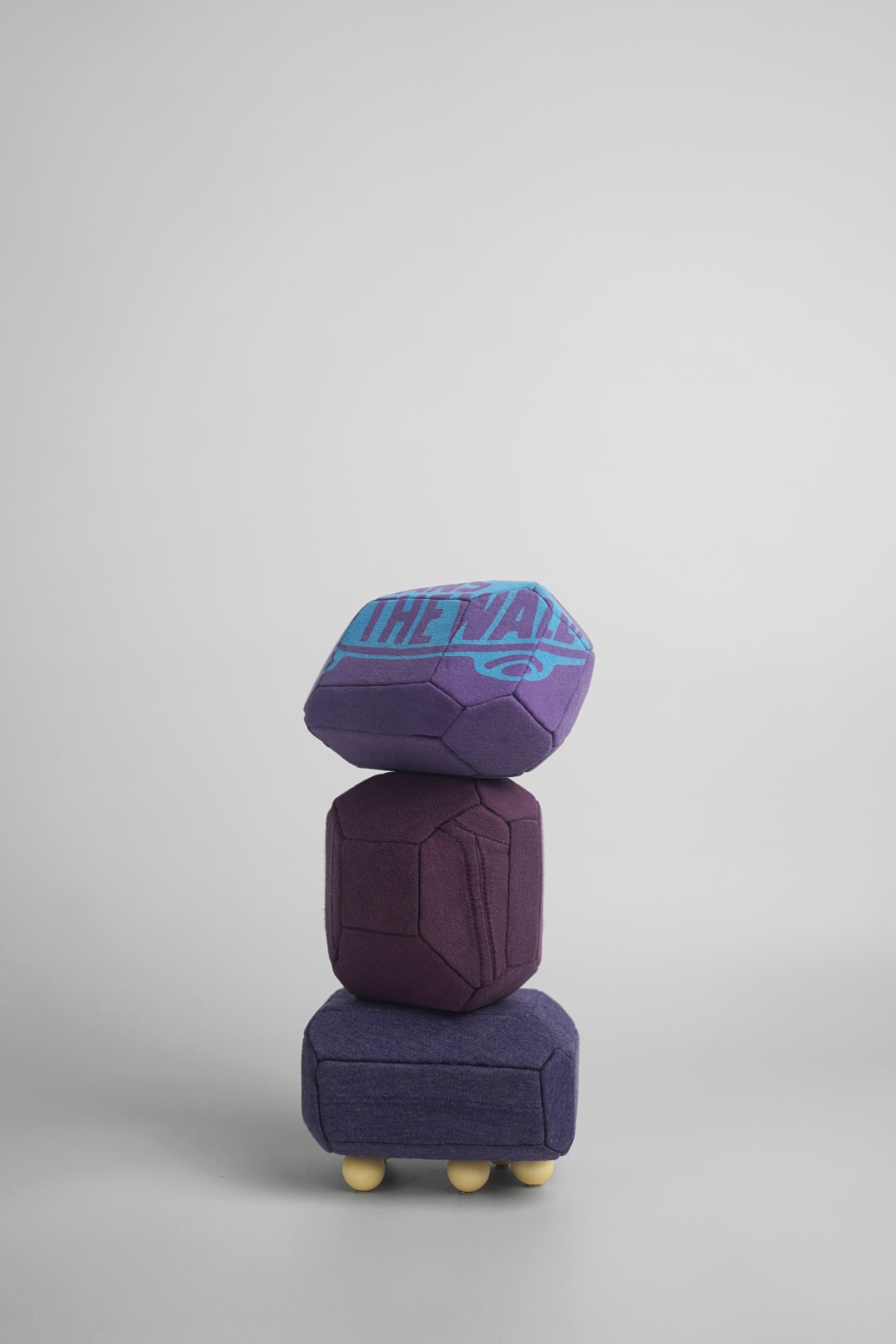 劉正堃 Abei LIU, 紫色呢喃石悄悄守護著 Whisperocks: Purple , 2025