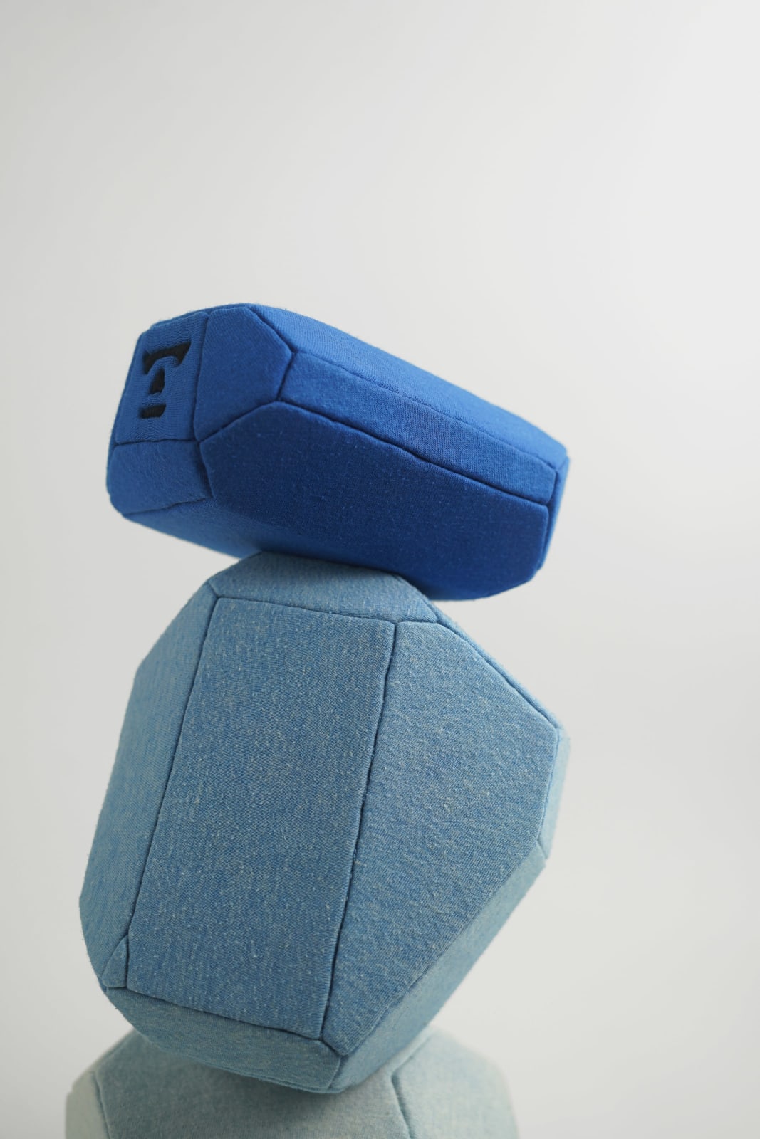 劉正堃 Abei LIU, 藍色呢喃石悄悄守護著 Whisperocks: Blue , 2025