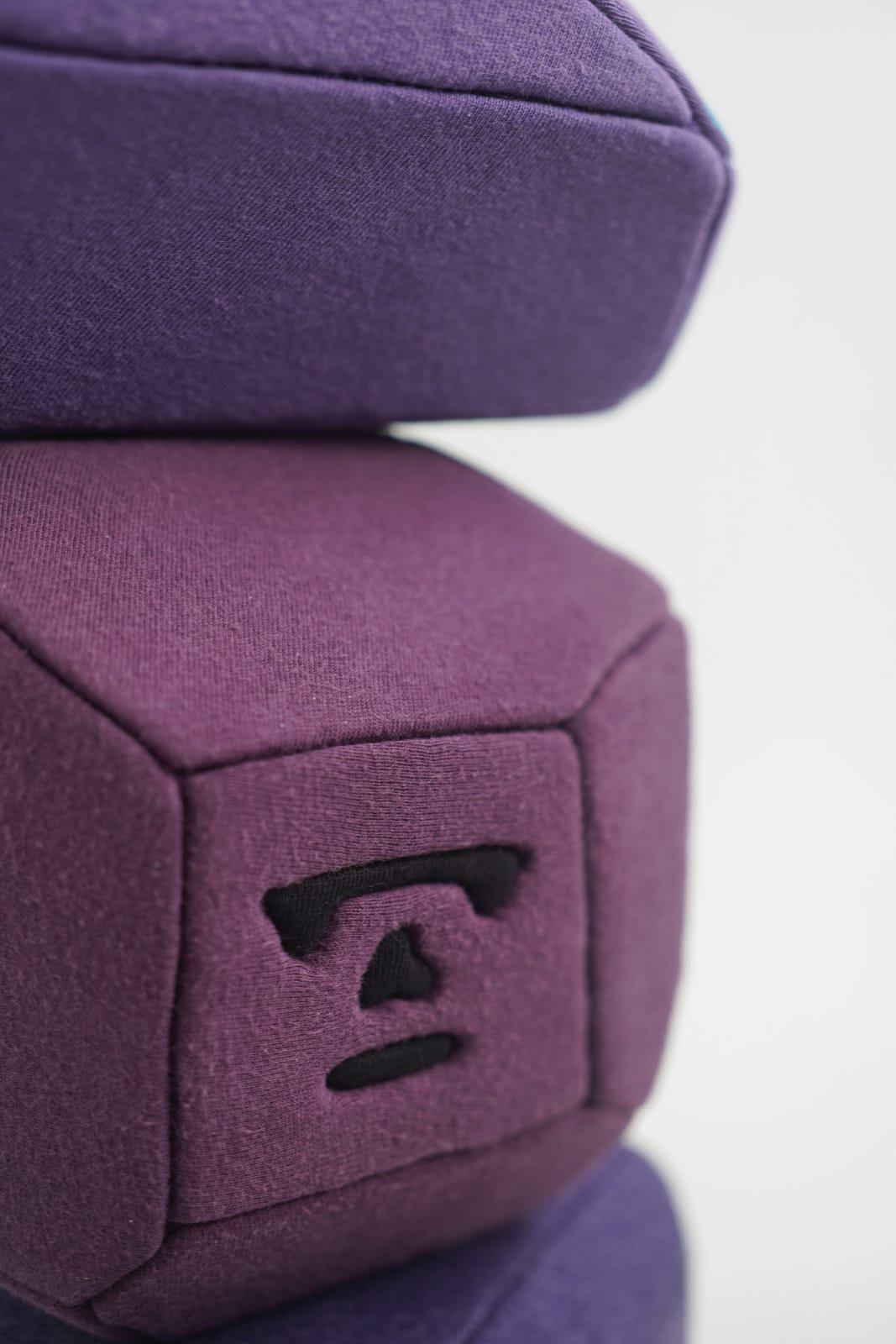 劉正堃 Abei LIU, 紫色呢喃石悄悄守護著 Whisperocks: Purple , 2025