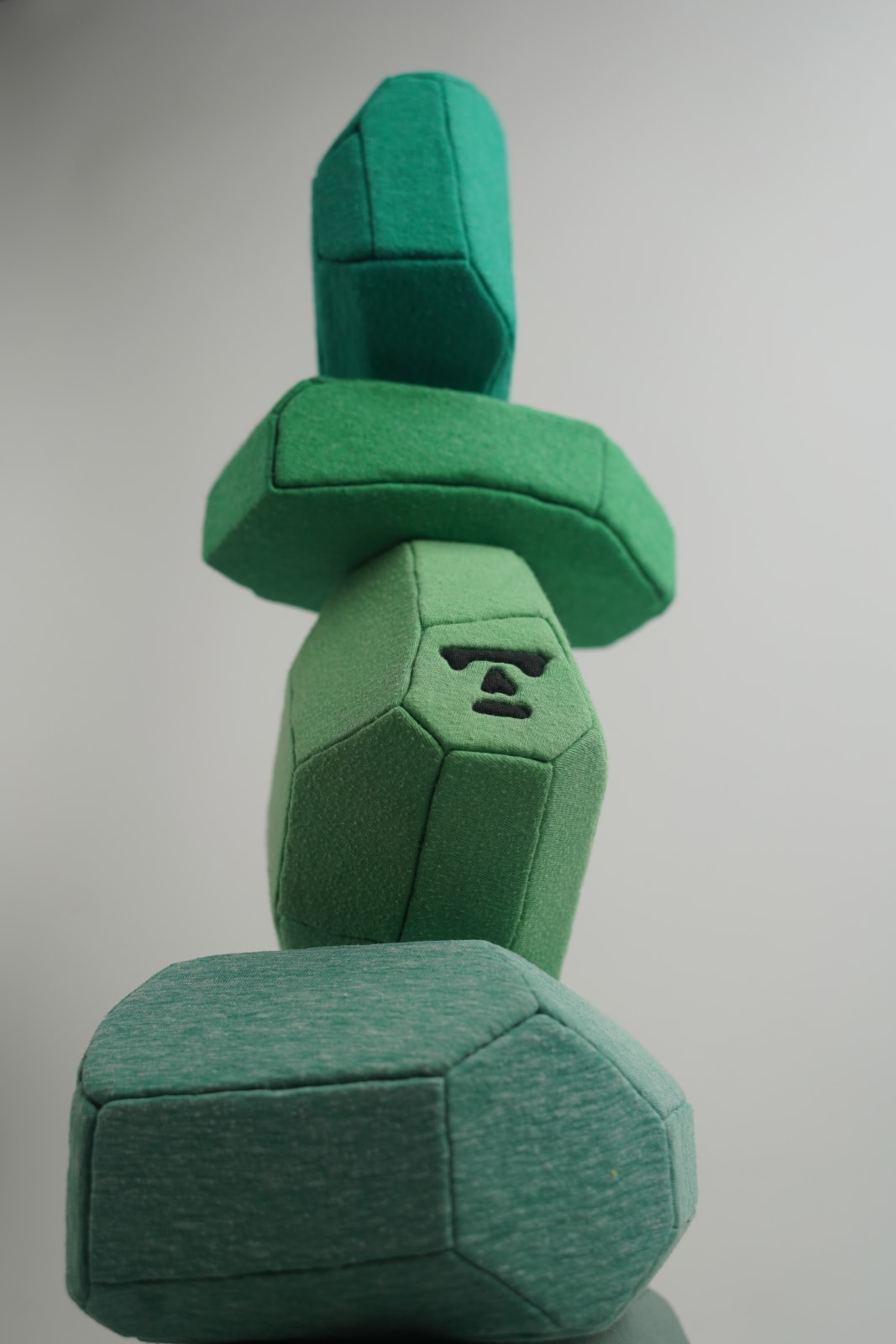 劉正堃 Abei LIU, 綠色呢喃石悄悄守護著 Whisperocks: Green , 2025