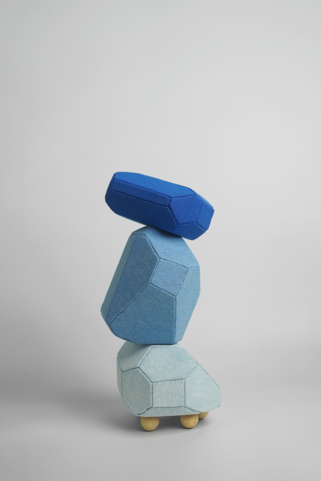 劉正堃 Abei LIU, 藍色呢喃石悄悄守護著 Whisperocks: Blue , 2025