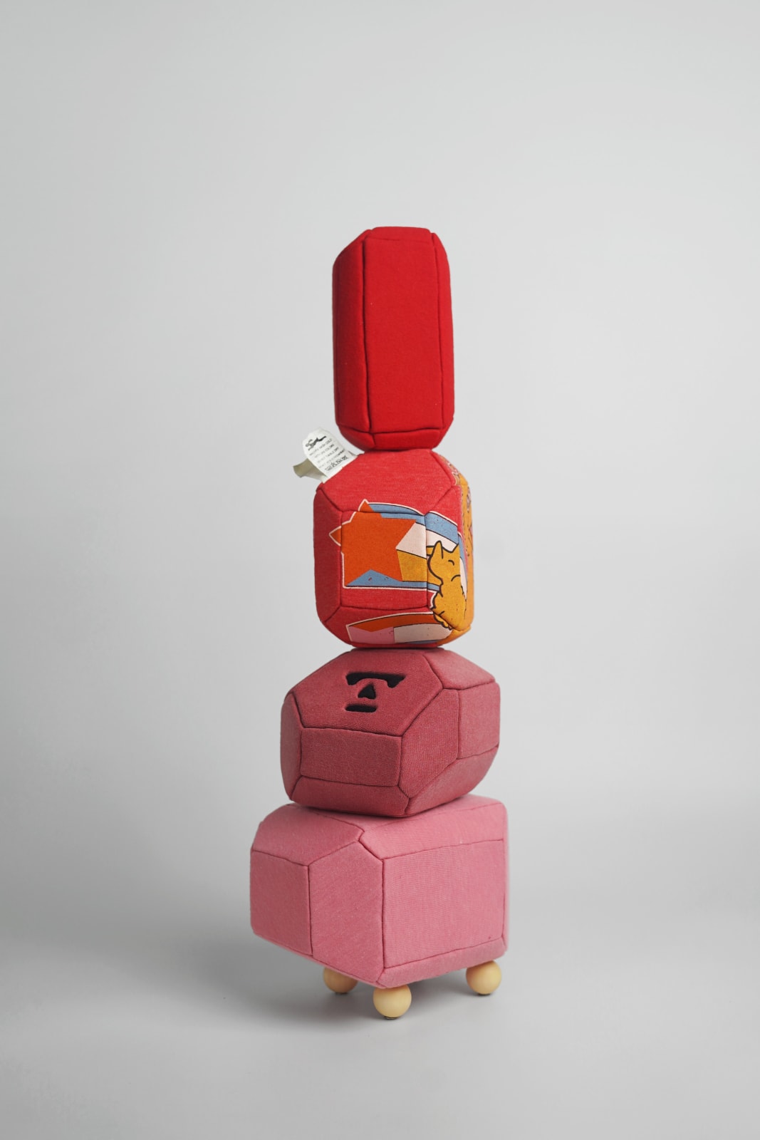 劉正堃 Abei LIU, 紅色呢喃石悄悄守護著 Whisperocks: Red , 2025