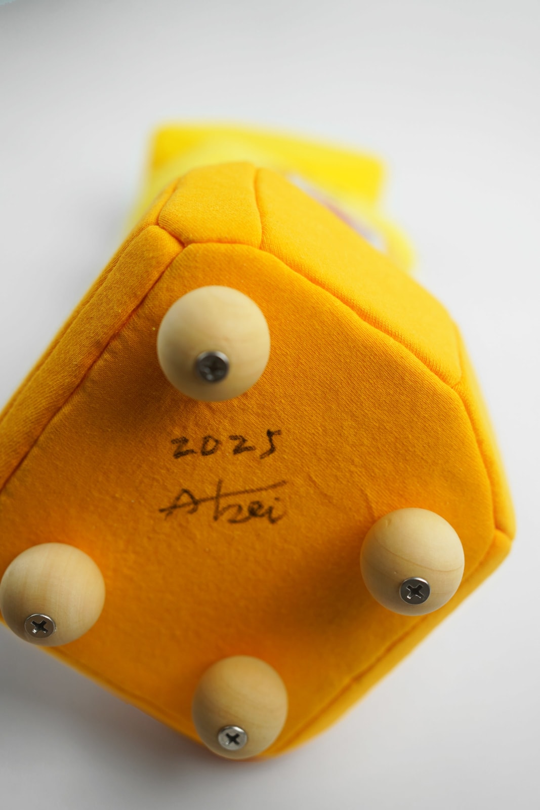 劉正堃 Abei LIU, 黃色呢喃石悄悄守護著 Whisperocks: Yellow , 2025