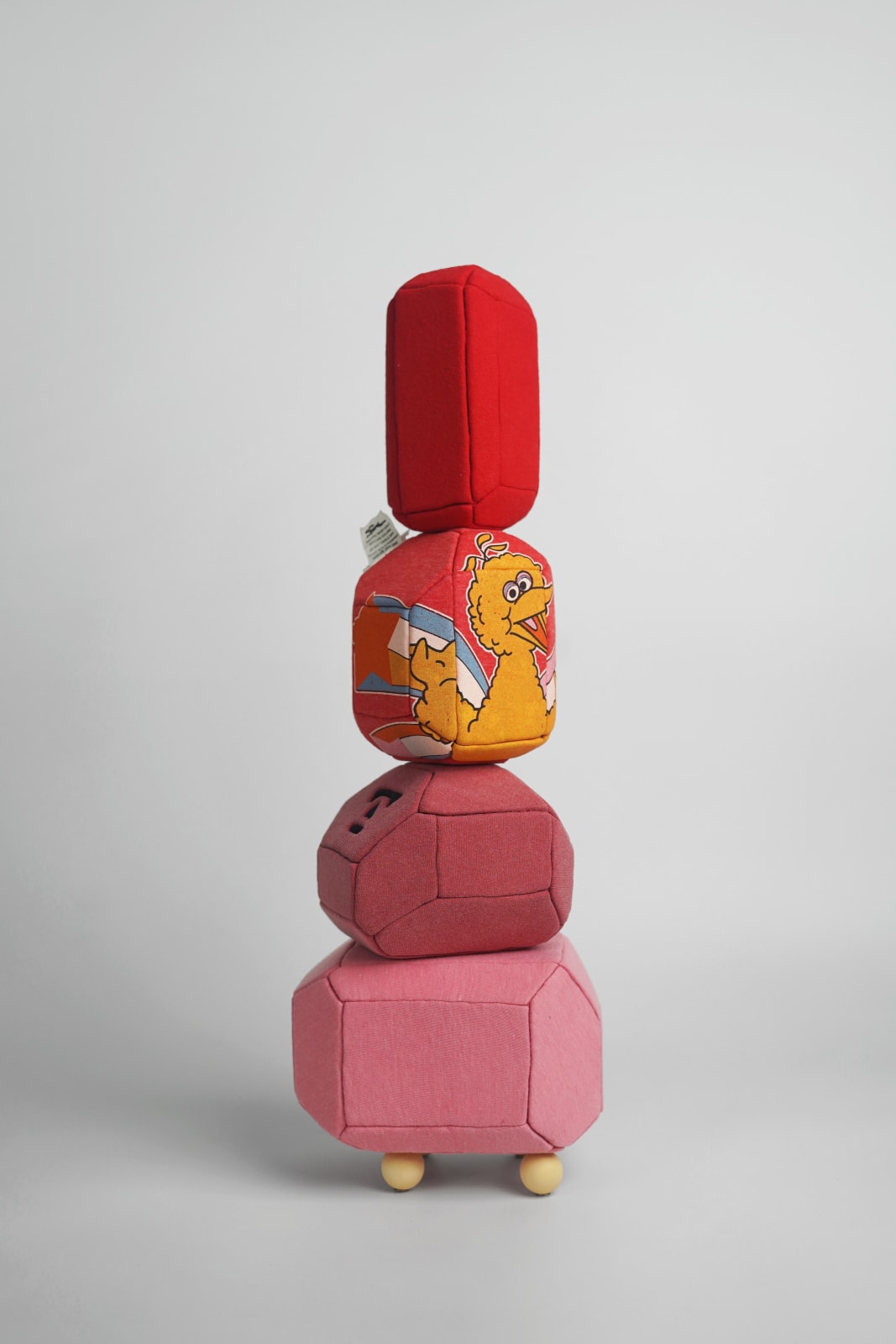 劉正堃 Abei LIU, 紅色呢喃石悄悄守護著 Whisperocks: Red , 2025