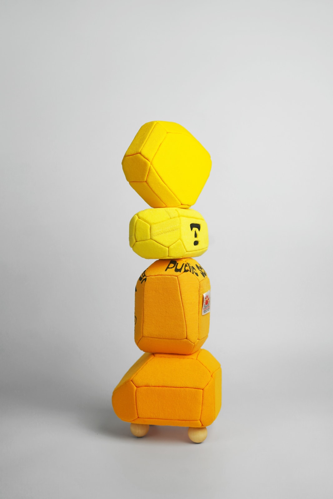 劉正堃 Abei LIU, 黃色呢喃石悄悄守護著 Whisperocks: Yellow , 2025