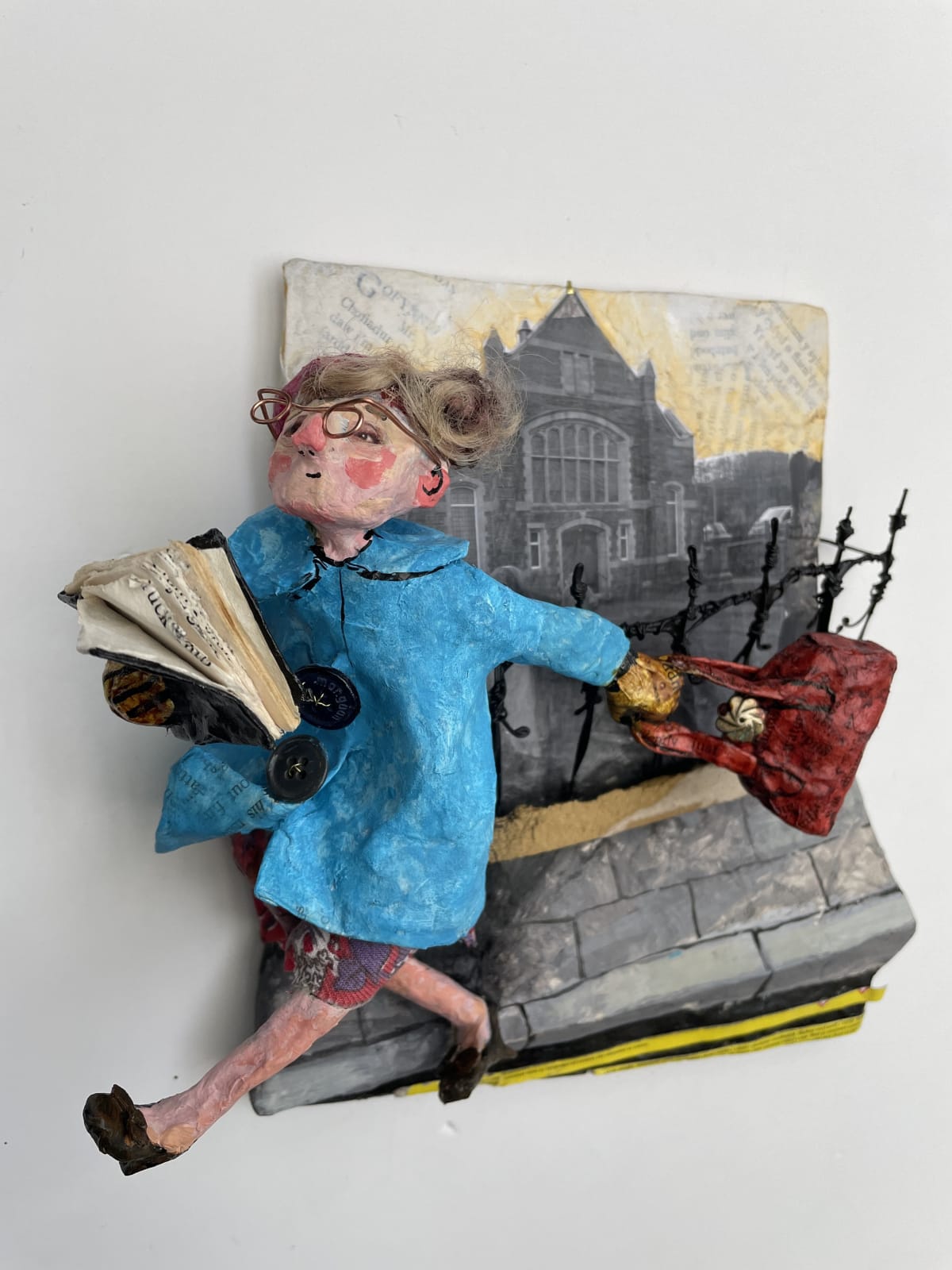 Luned Rhys Parri, Heibio’r Capel | Past the Chapel