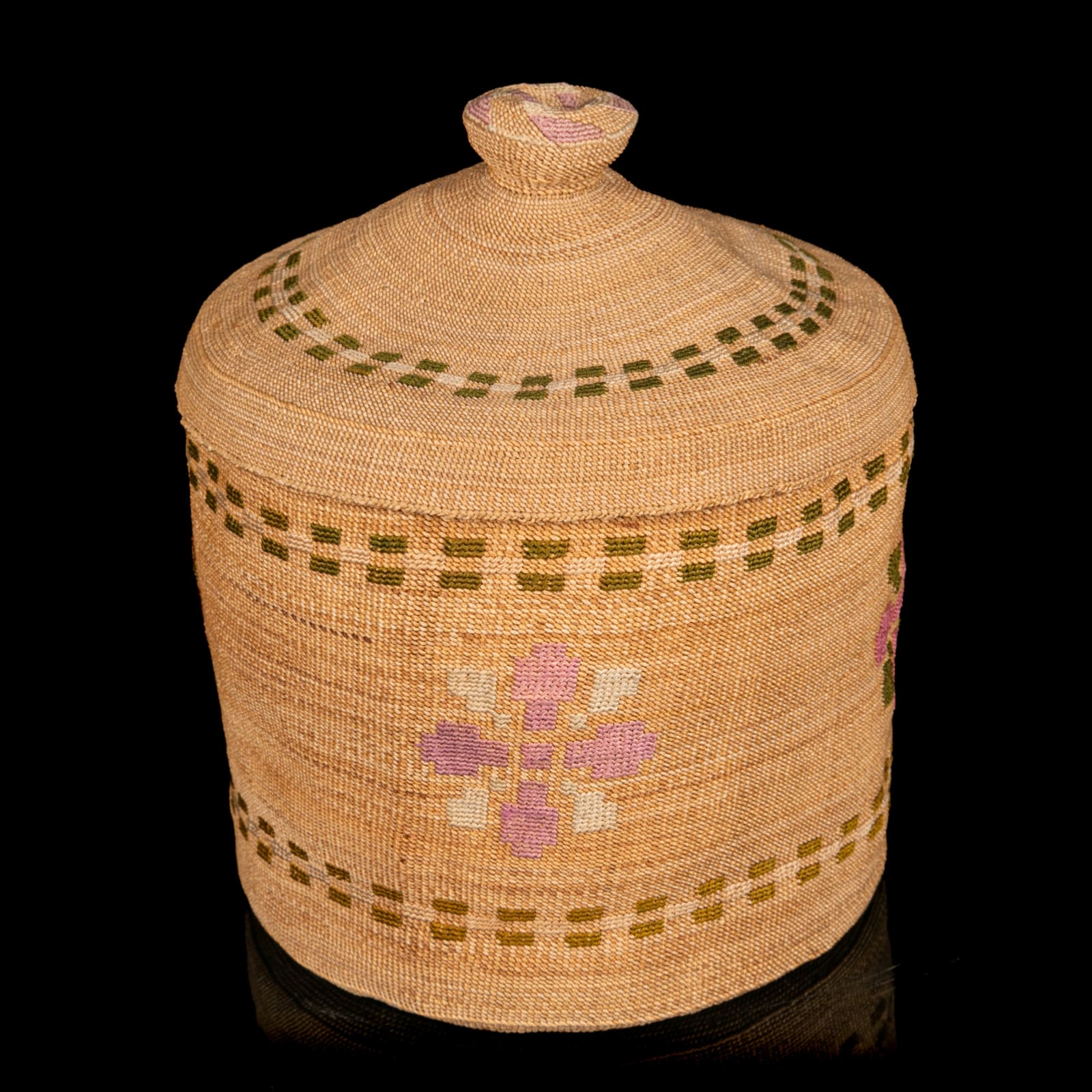 UNIDENTIFIED UNANGAX̂ (ALEUT) ARTIST, Lidded Basket with Dwarf Fireweed or Russian Crosses, 1930s