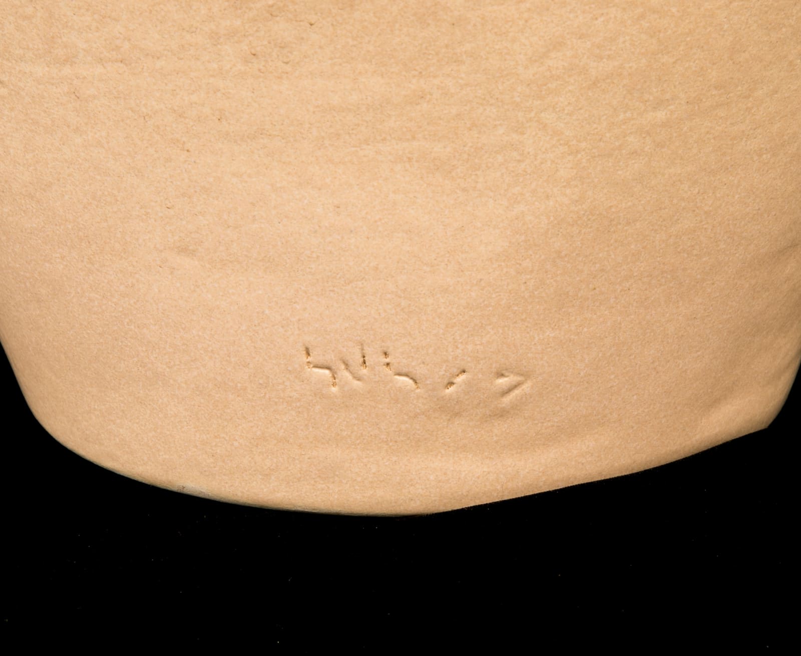 YVOO SAMGUSAK MANGELIK (1942-2013) KANGIQLINIQ (RANKIN INLET), Vase with Opposing Faces and People, 1995