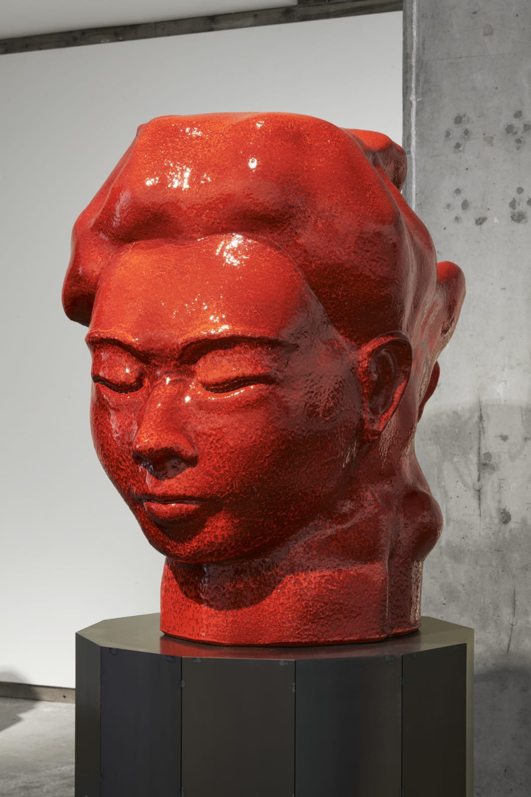 THOMAS SCHÜTTE, Großer Frauenkopf, (Rot), 2021