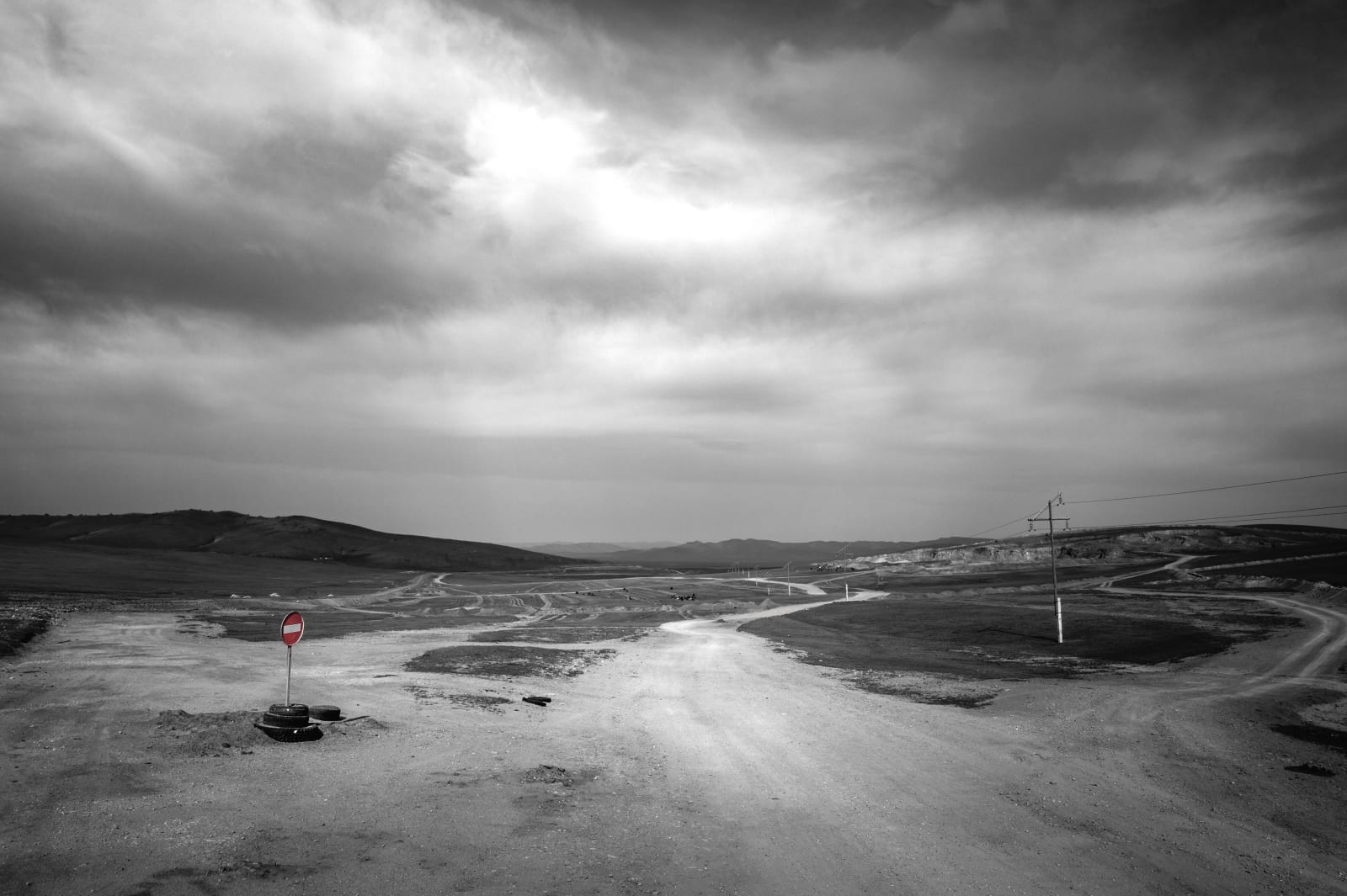 Erhan Coral, Hiçliğe Yanlış Yol / Wrong Way to Nowhere [Ed.3 + 1 AP], 2025