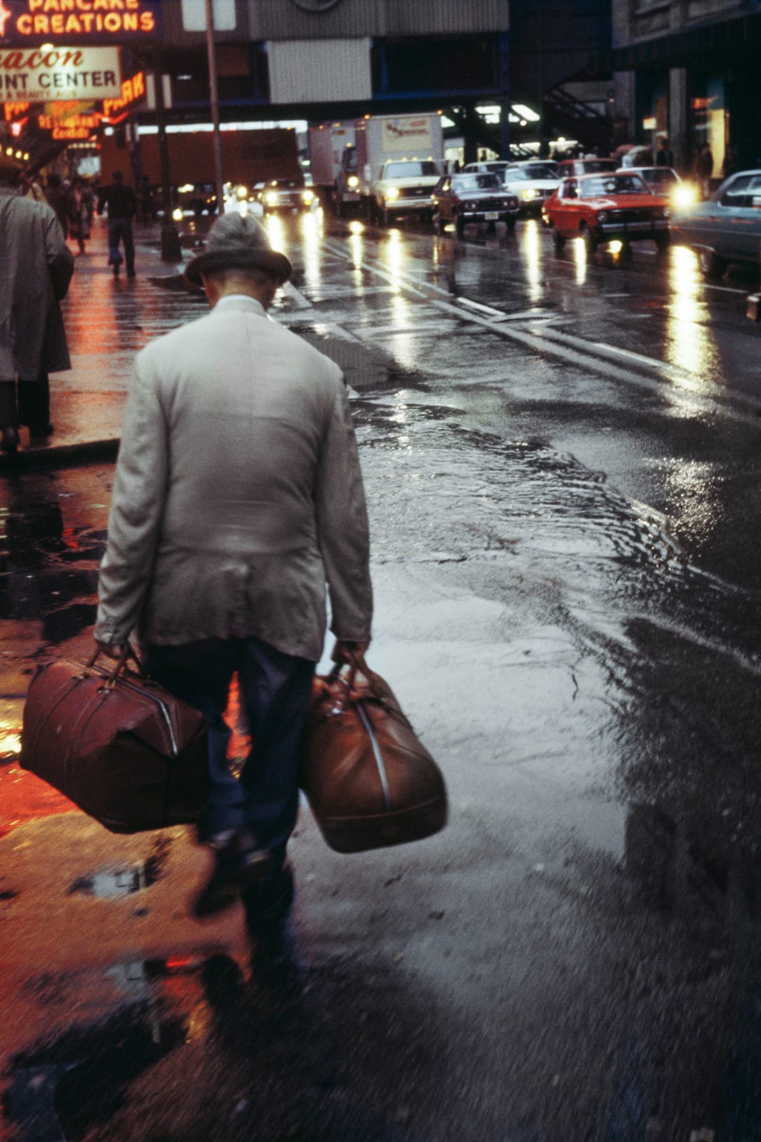 Galería Alta. Vivian Maier. Randolph Street, Chicago, 1957. © Estate of Vivian Maier, Courtesy Maloof Collection and Howard Greenberg Gallery, New York.
