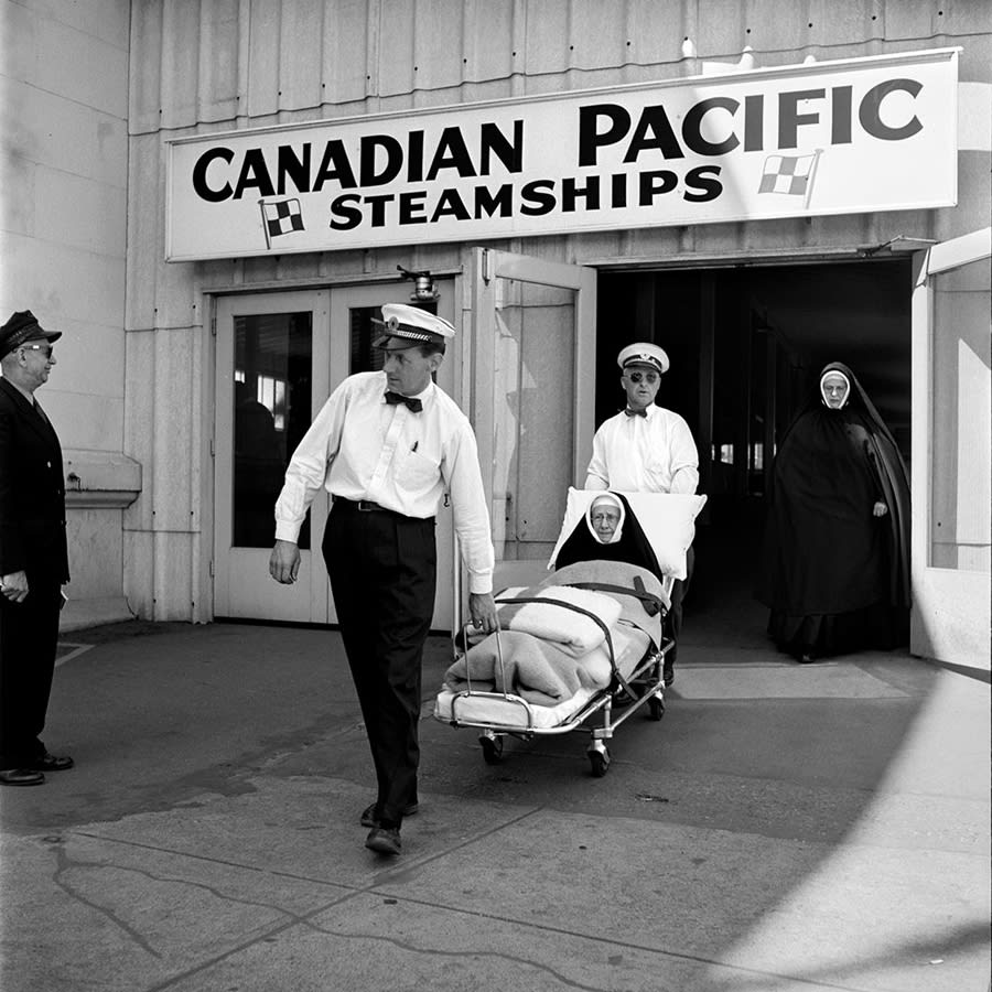 Galería Alta. Vivian Maier. Canada, 1950´s. © Estate of Vivian Maier, Courtesy Maloof Collection and Howard Greenberg Gallery, New York.