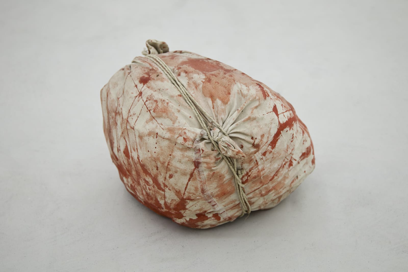 Artur Barrio, Trouxas Ensanguentadas, 1970