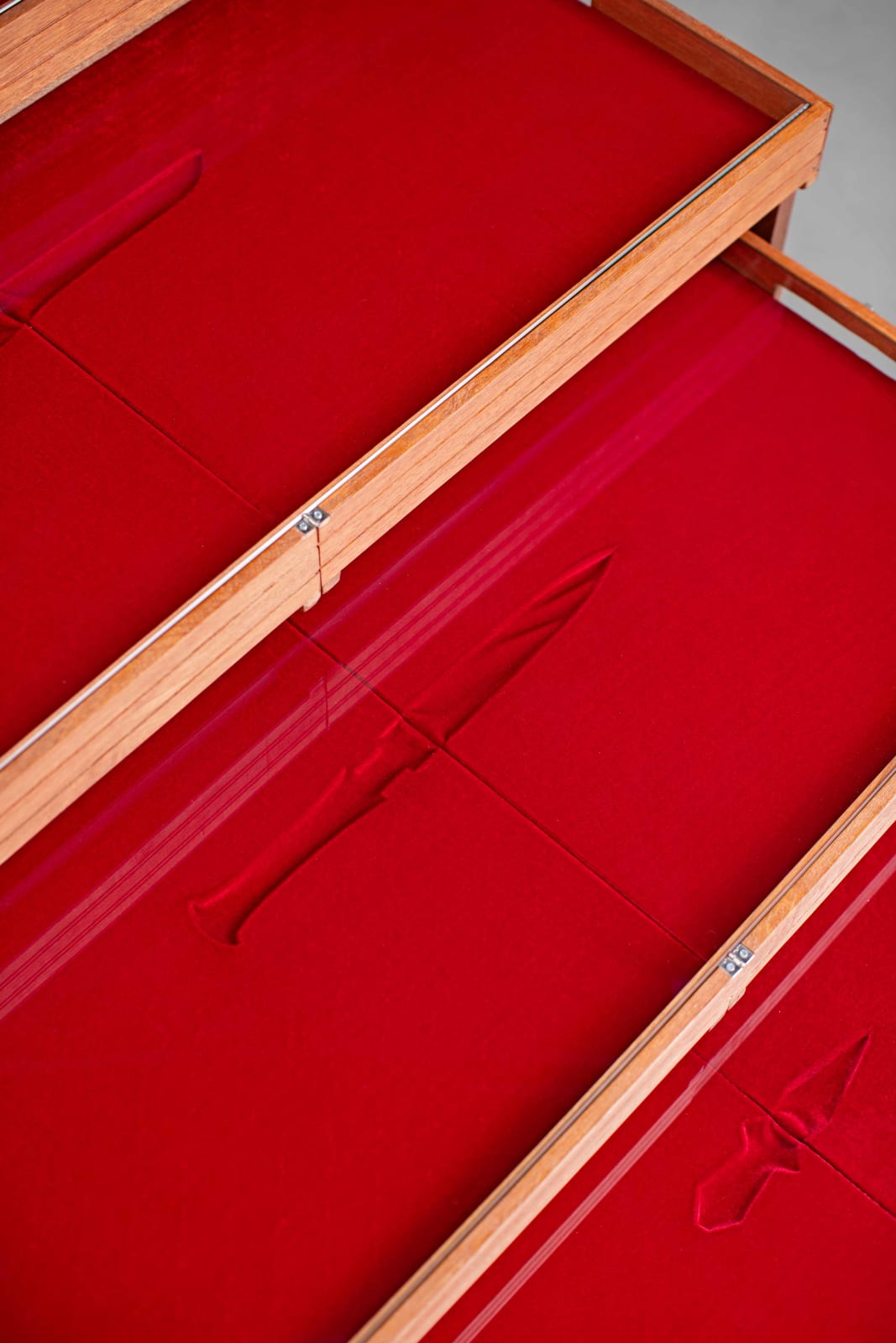 Cinthia Marcelle, Meditação da Ferida ou A Escola das Facas [estrada], 2022