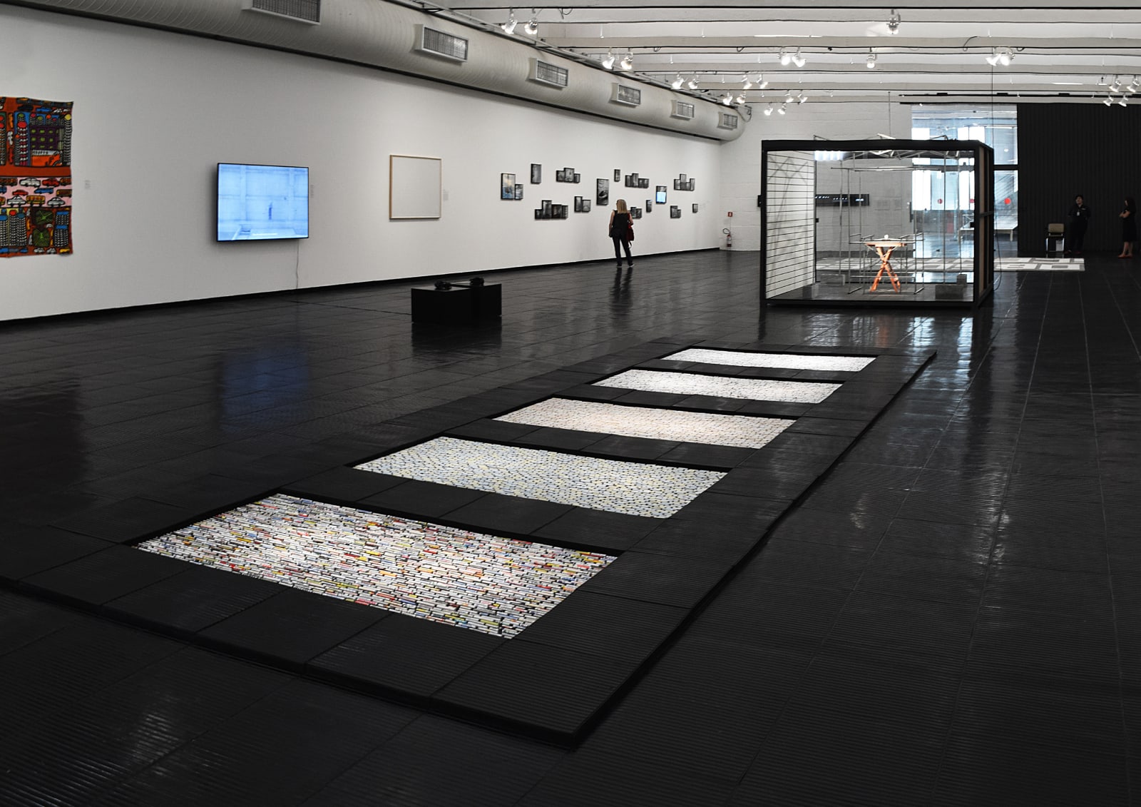 Cinthia Marcelle, in-ter-va-lo, 2017