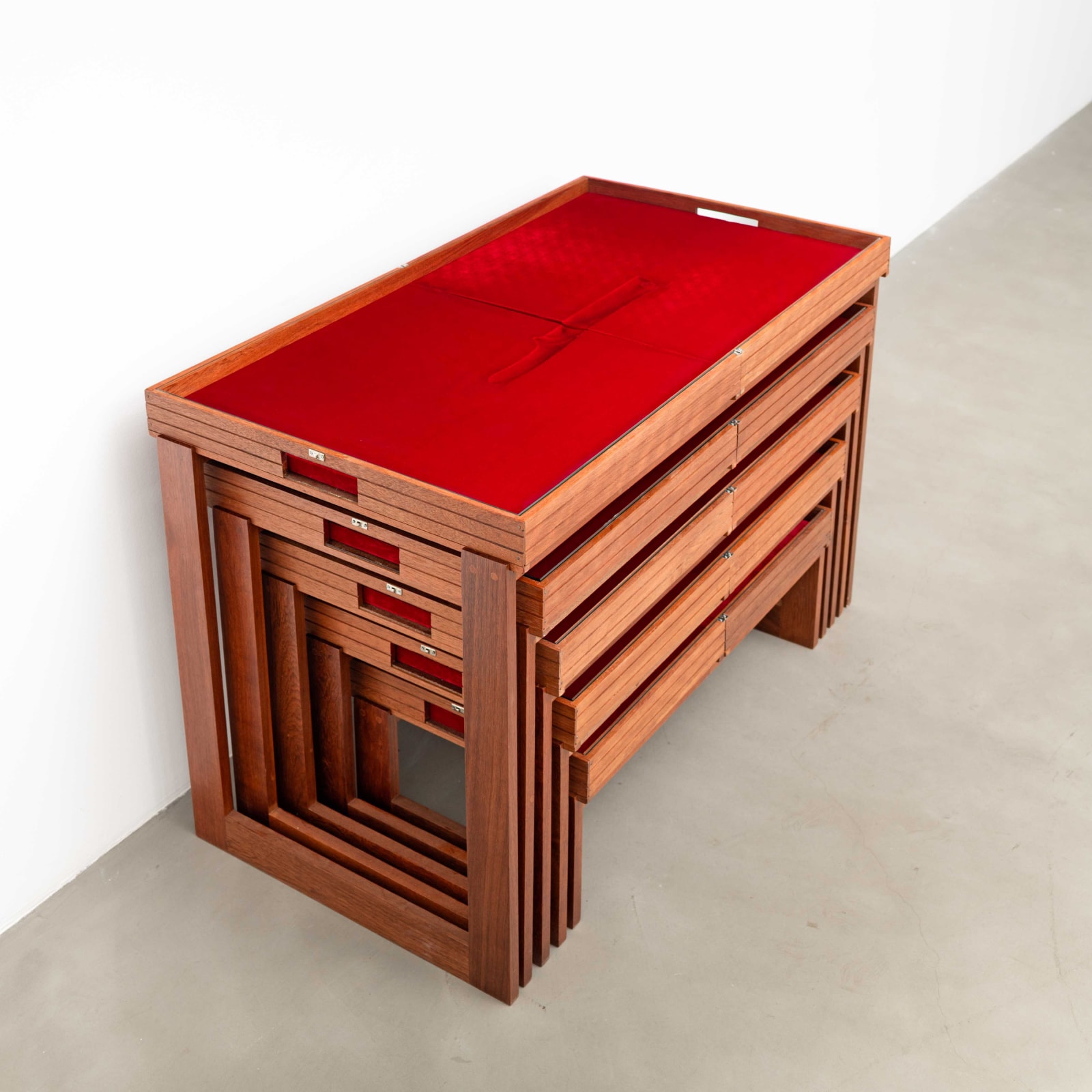 Cinthia Marcelle, Meditação da Ferida ou A Escola das Facas [estrada], 2022