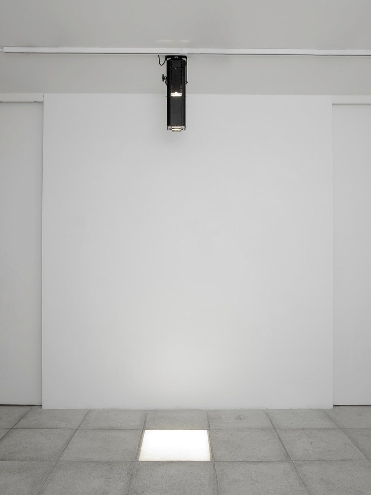 Michel VERJUX, Découpe en douche, carrée, sur un élément de carrelage au sol , 2006