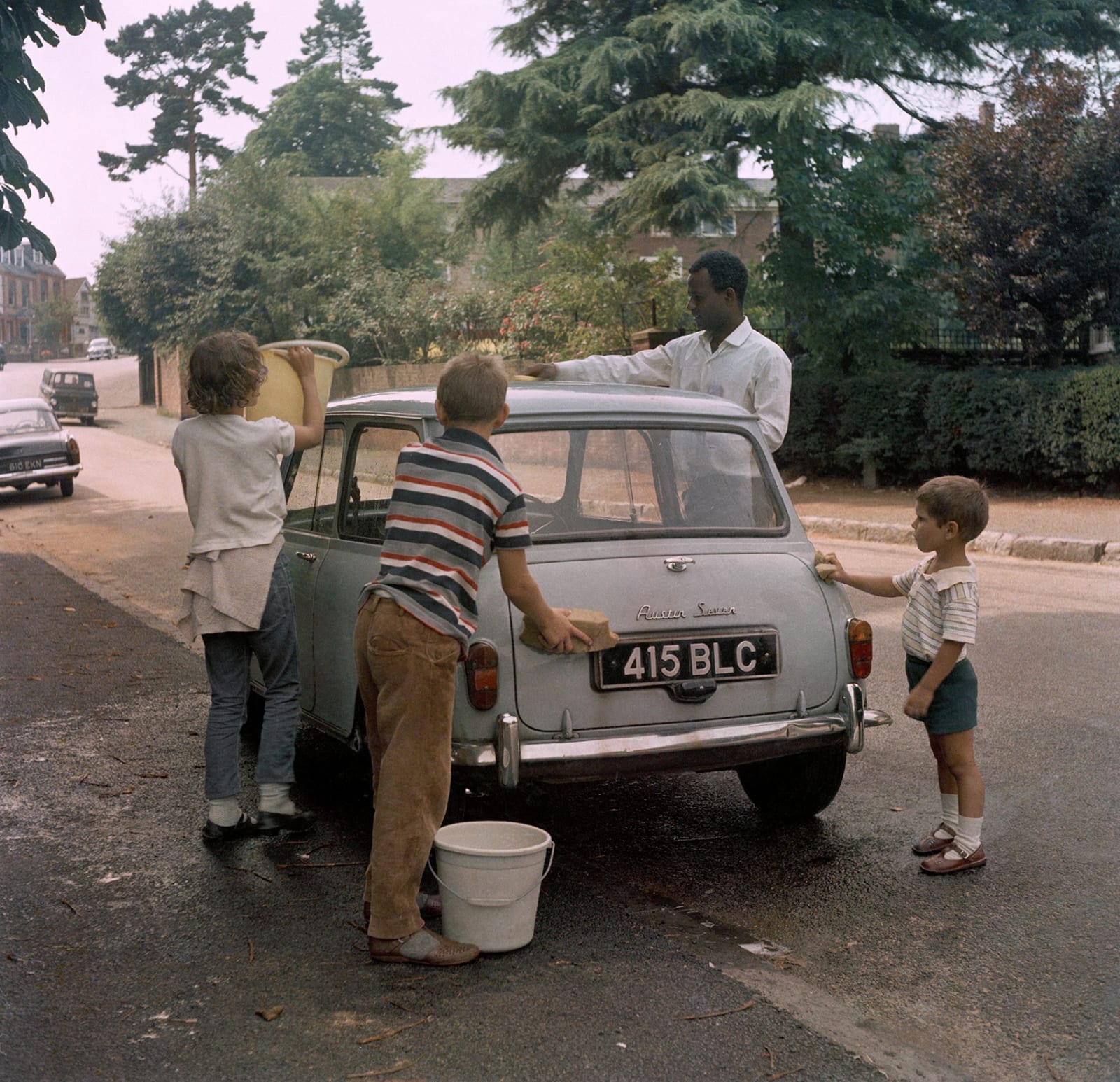 James Barnor, James Barnor washing the car of CPL laboratory, lent for the week-end, Kent, c. 1968