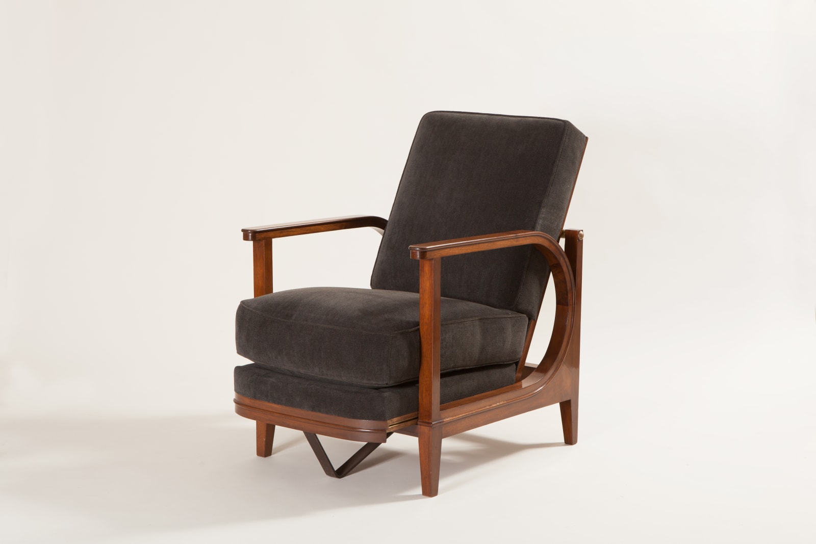 Eugène Printz, Fauteuil en noyer siège et dossier coulissant , circa 1930