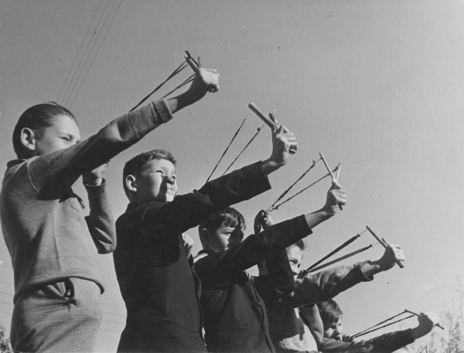 Anton Stankowski, Steinschleudern (5 Buben), 1934