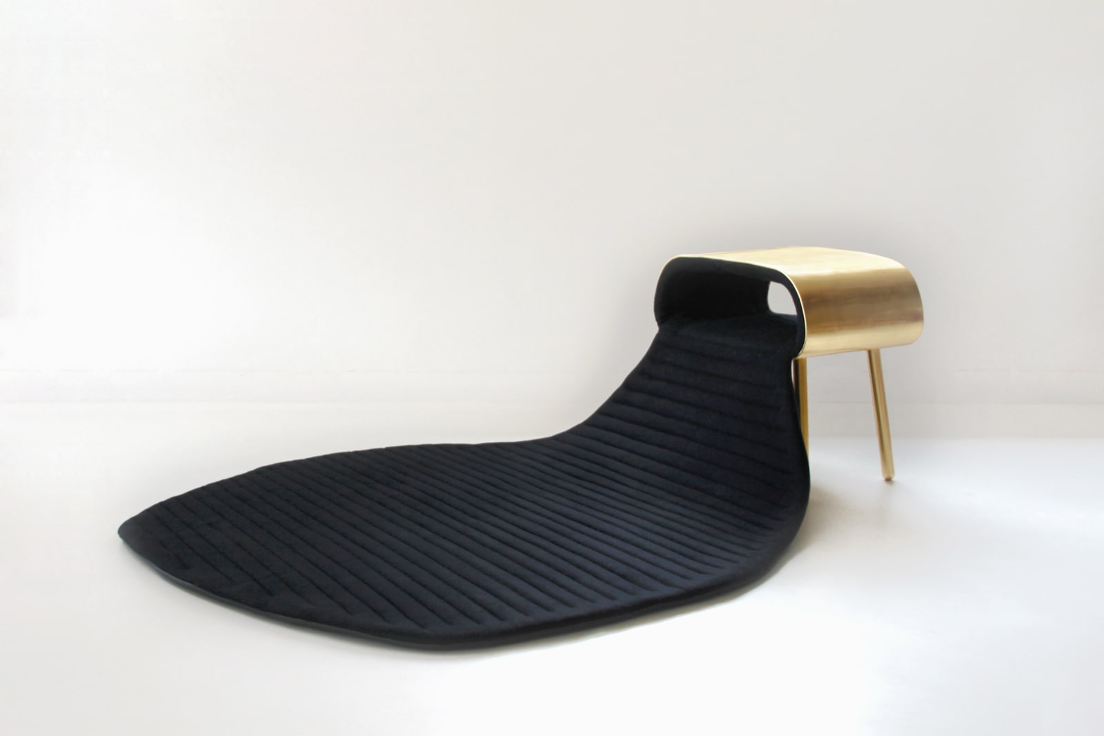 Bina BAITEL, Tarah table avec tapis, 2010