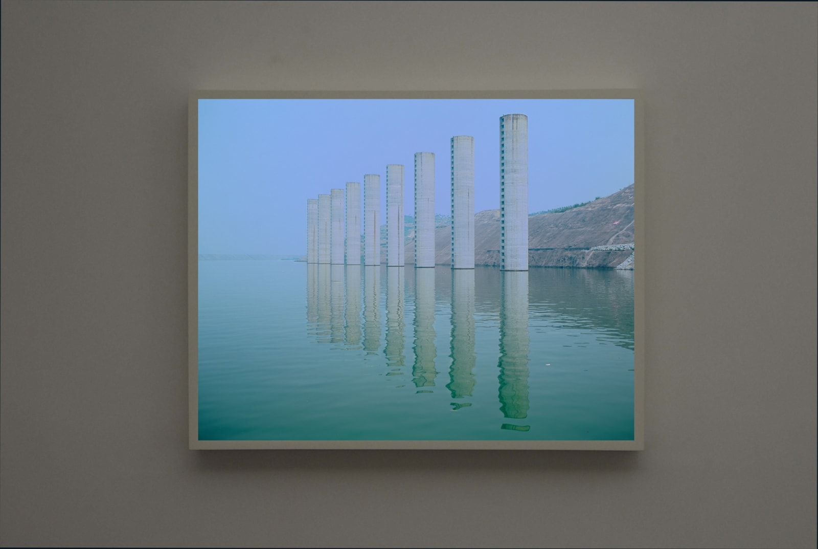 Catherine Yass, Lock (columns), 2007