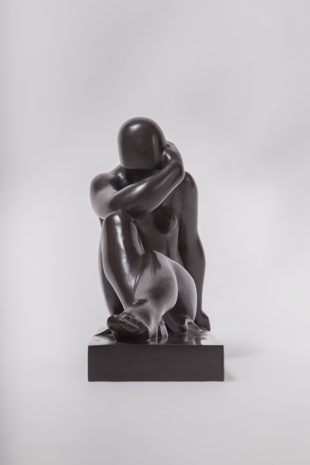 JOSEPH CSAKY, FEMME ASSISE TETE DANS LES BRAS, c. 1930