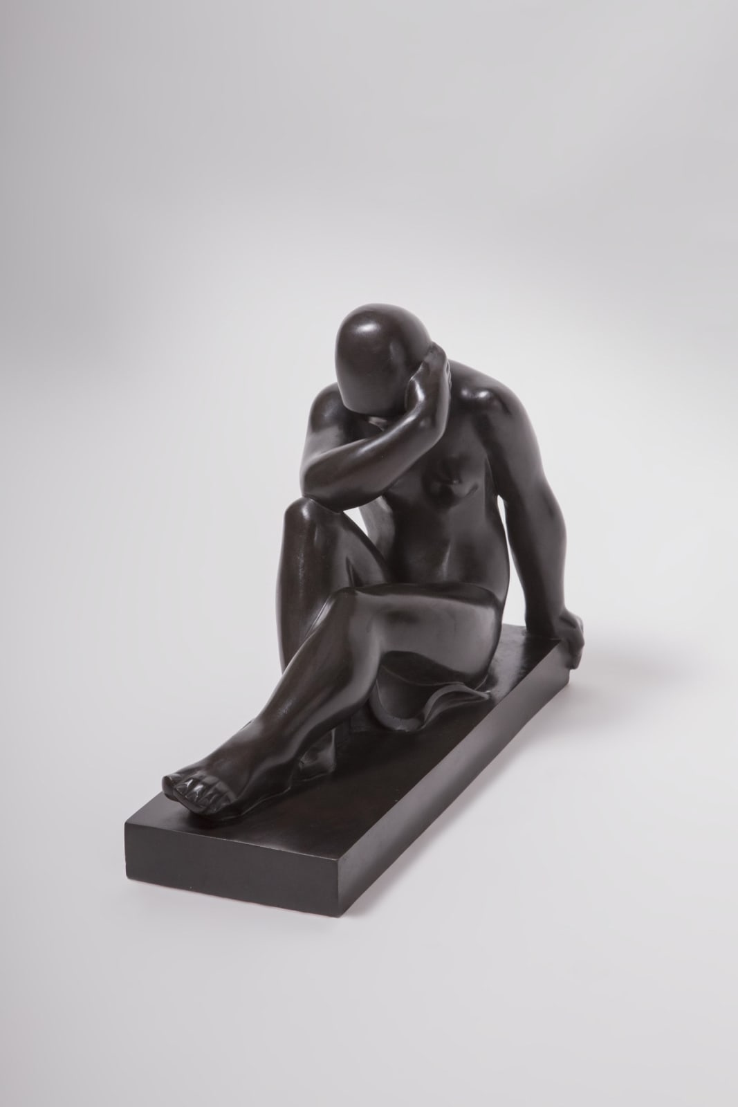 JOSEPH CSAKY, FEMME ASSISE TETE DANS LES BRAS, c. 1930