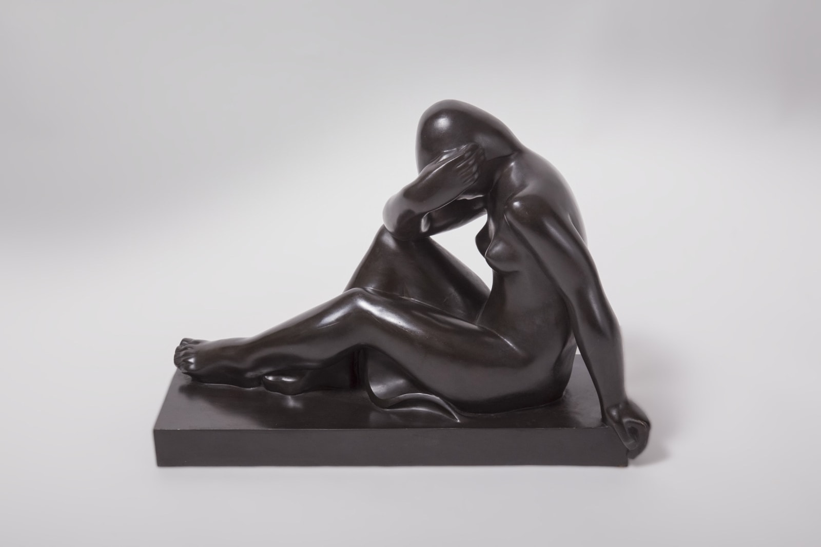 JOSEPH CSAKY, FEMME ASSISE TETE DANS LES BRAS, c. 1930