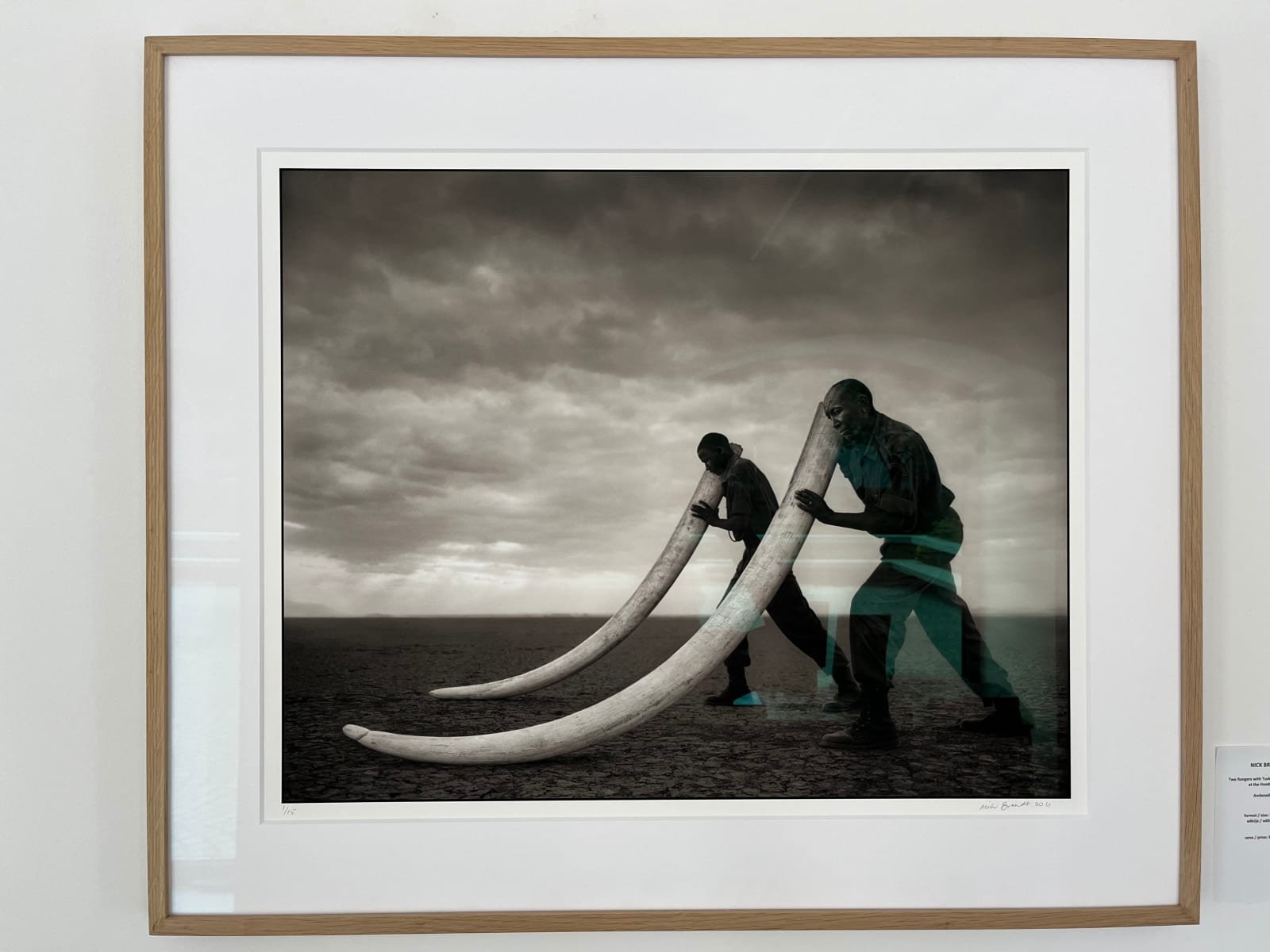 Nick Brandt, Gozdna čuvaja z okli slona, ki ga je ubil človek, Amboseli / Two rangers with tusk of elephand...