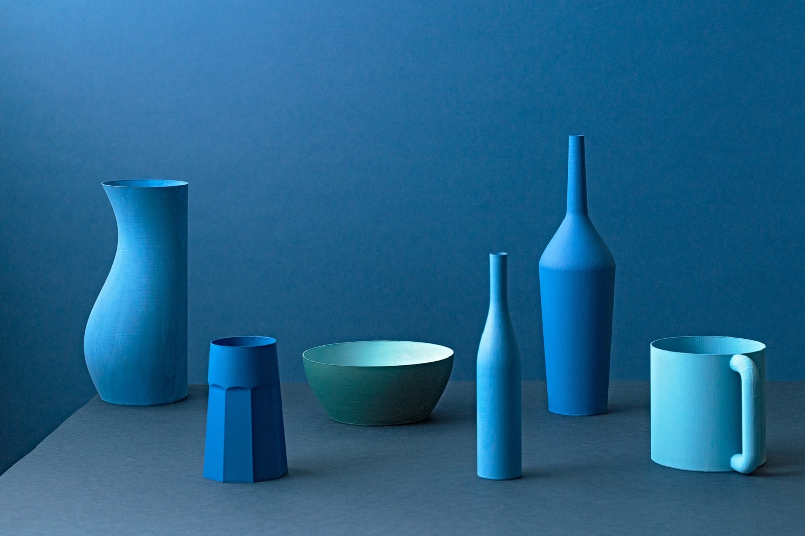 Olena Zubach, Modro tihožitje z zeleno skledo / Blue Still Life with a Green Bowl, 2025