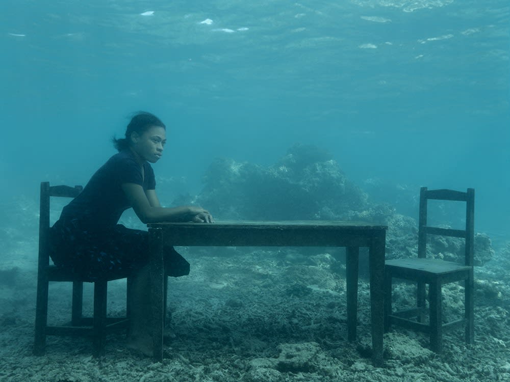 Nick Brandt, Serafina pri mizi, Fidži / Serafina at Table, Fiji, 2023