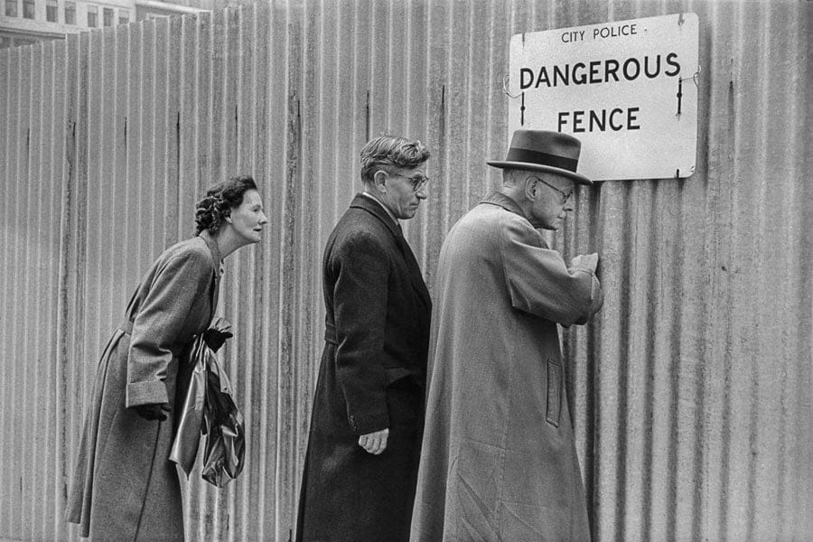 Marc Riboud, Dangerous Fence, London (Collection Clémence Riboud), 1954