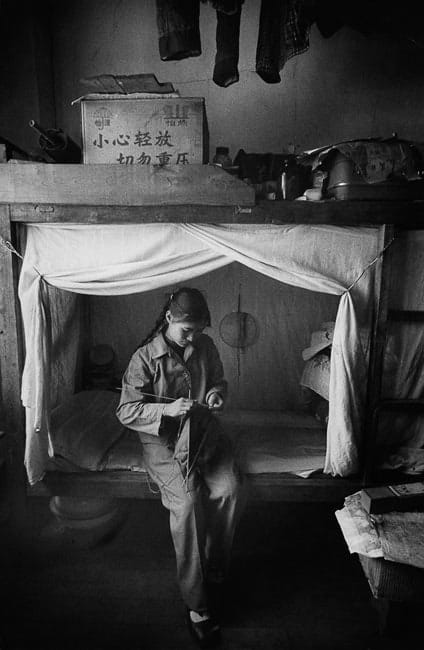 Marc Riboud, Delavka v tovarniškem domu, Kunming, Kitajska (iz zbirke Théa Ribouda) / Worker in a Factory Dormitory, Kunming, China...