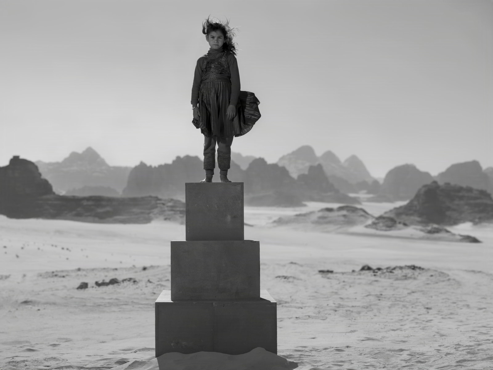 Nick Brandt, Laila, ki stoji, Jordanija / Laila Standing, Jordan, 2024