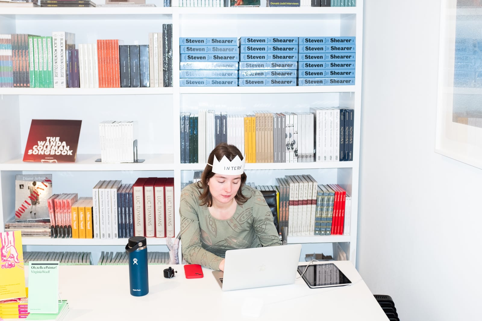 Nik Erik Neubauer, Pripravnica / The Intern, 2024